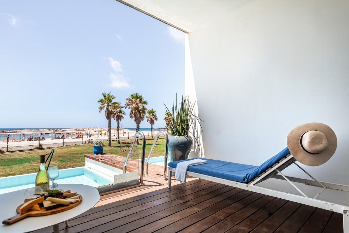 סוויטת ג"וניור  בריכה